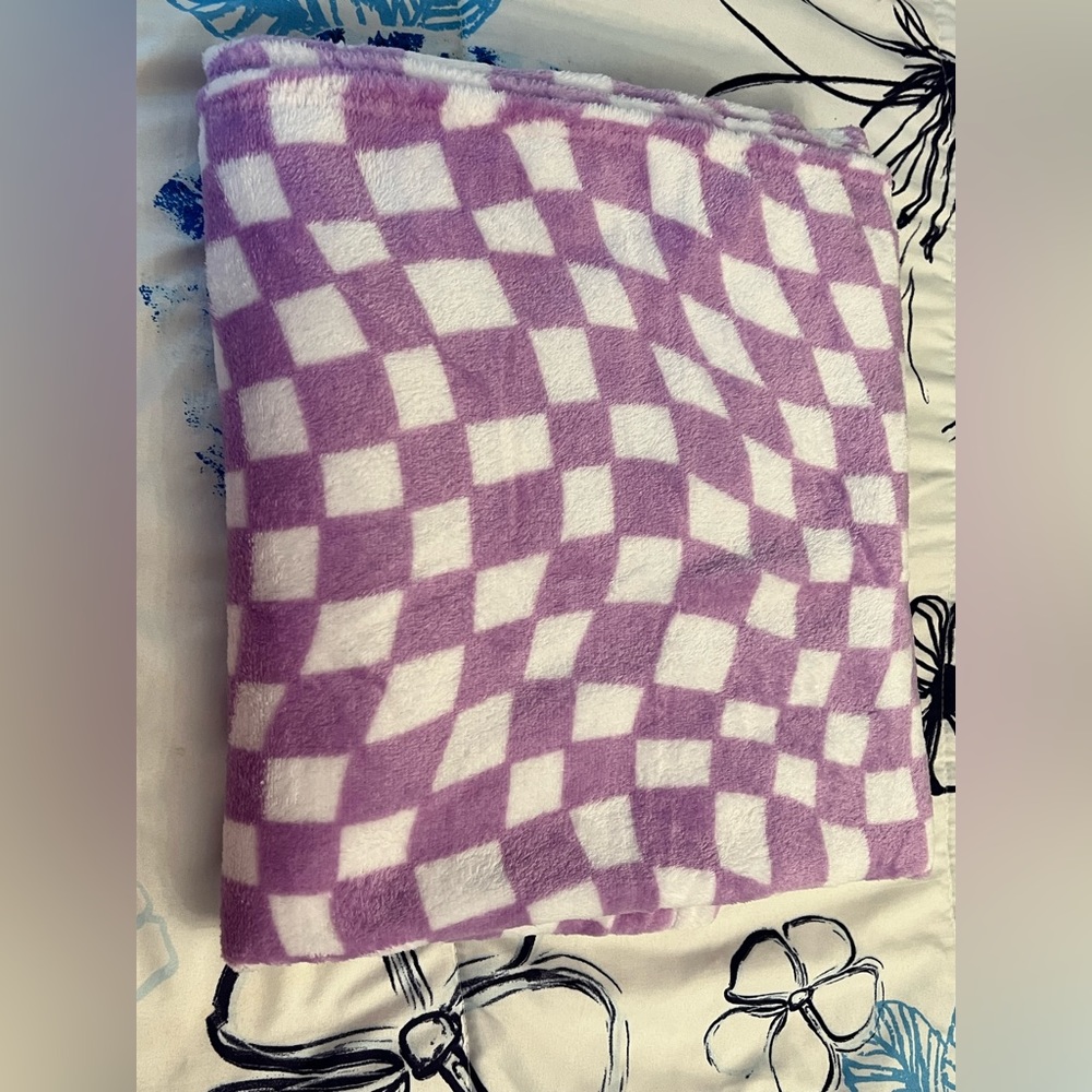 ***CLEARANCE*** Purple/lavender and white checkered plush throw blanket